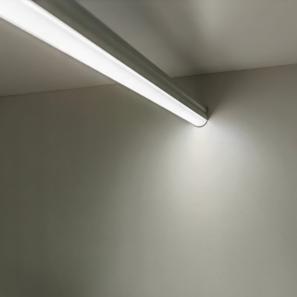 180-degree wide spread wall washing with a curved opal diffuser.