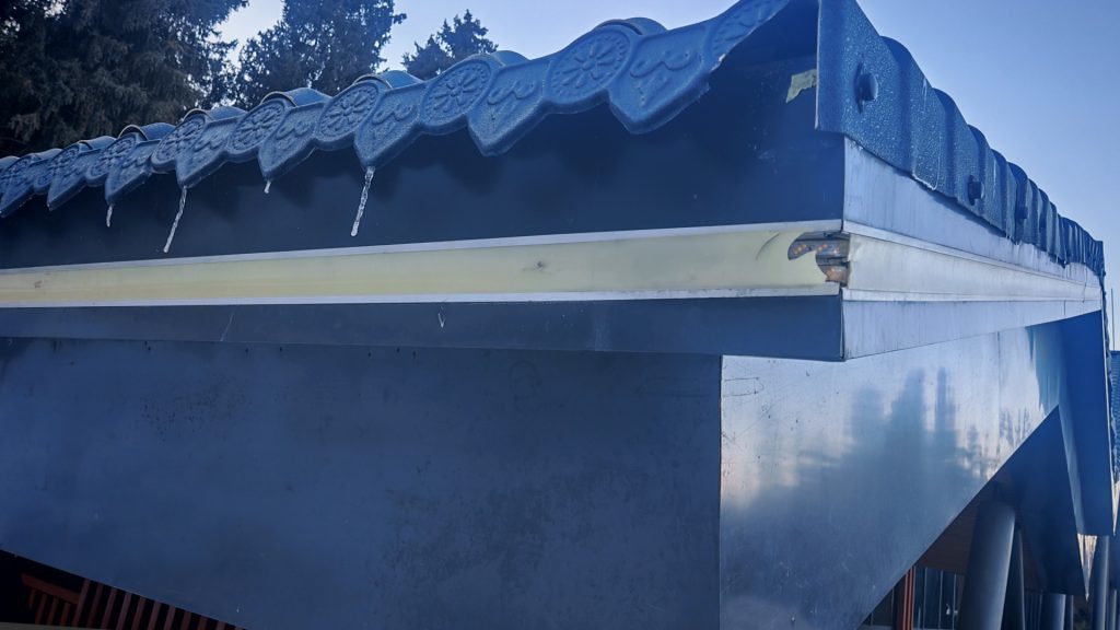 Outdoor LED profile with yellowed diffuser in extreme winter conditions