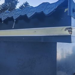 Outdoor LED profile with yellowed diffuser in extreme winter conditions